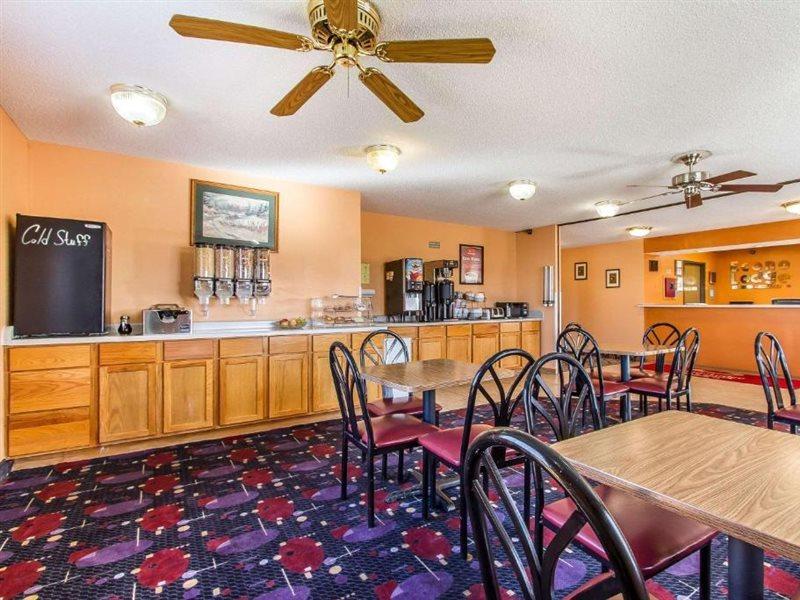 Econo Lodge & Suites Pekin Buitenkant foto