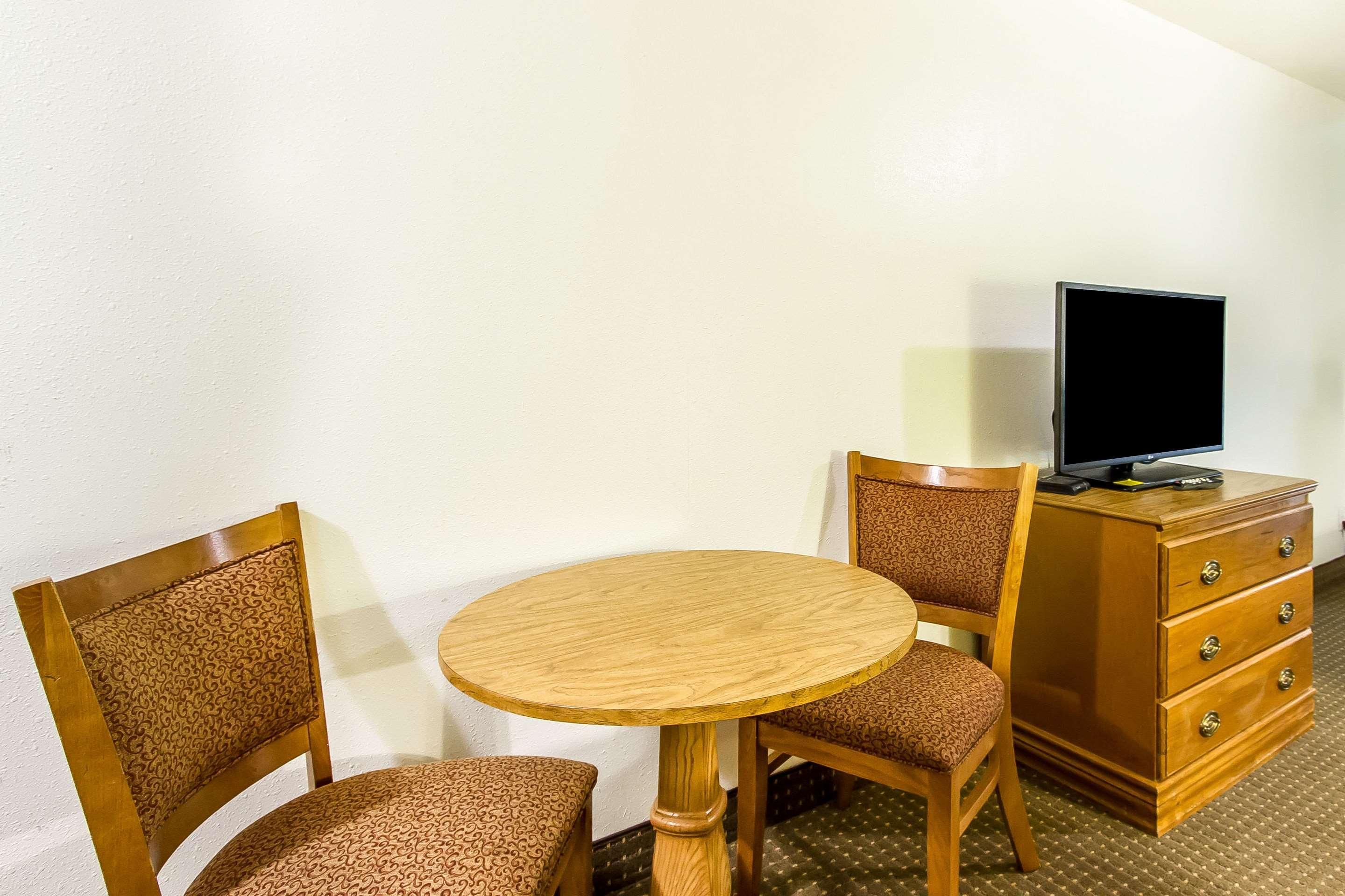 Econo Lodge & Suites Pekin Buitenkant foto