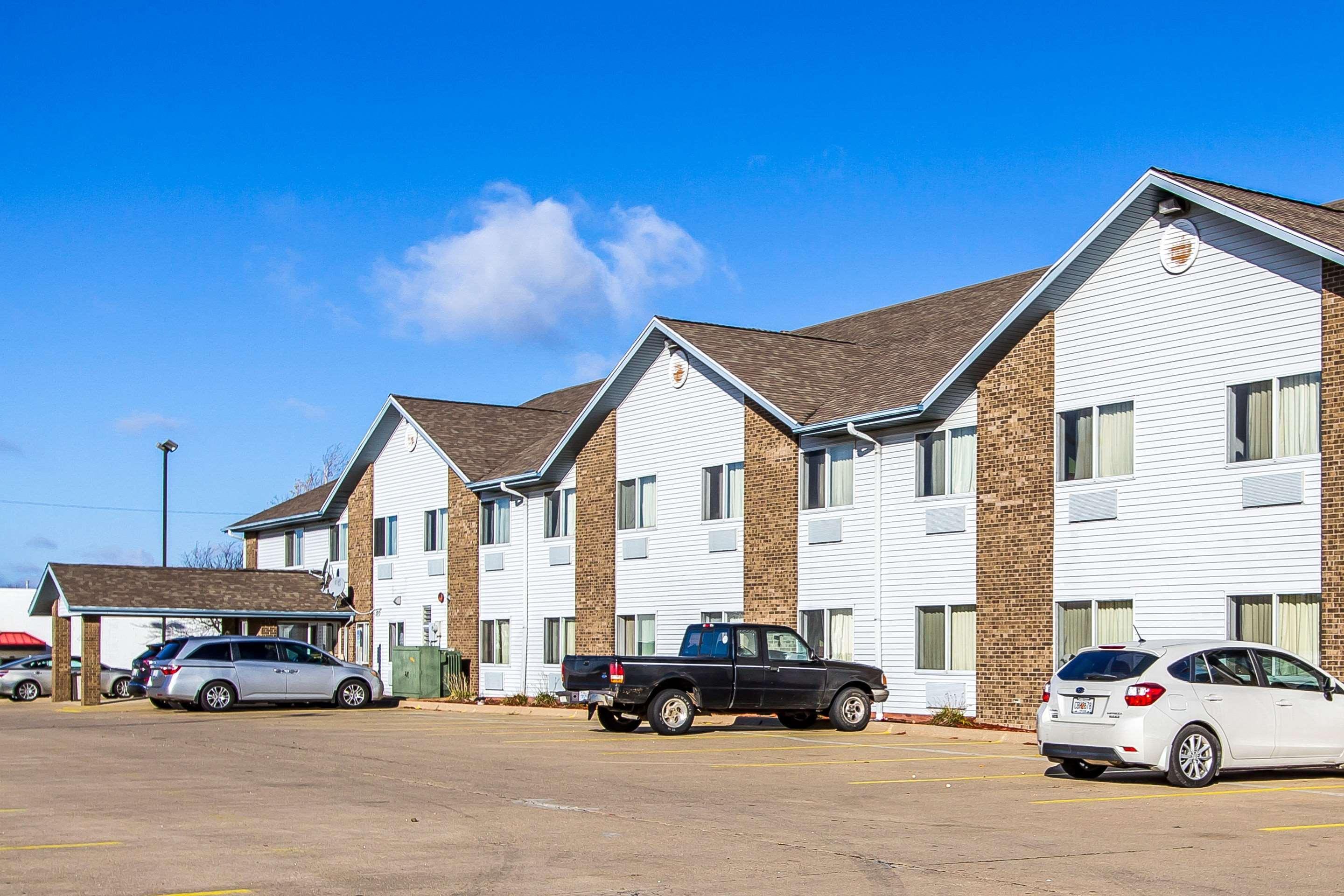 Econo Lodge & Suites Pekin Buitenkant foto