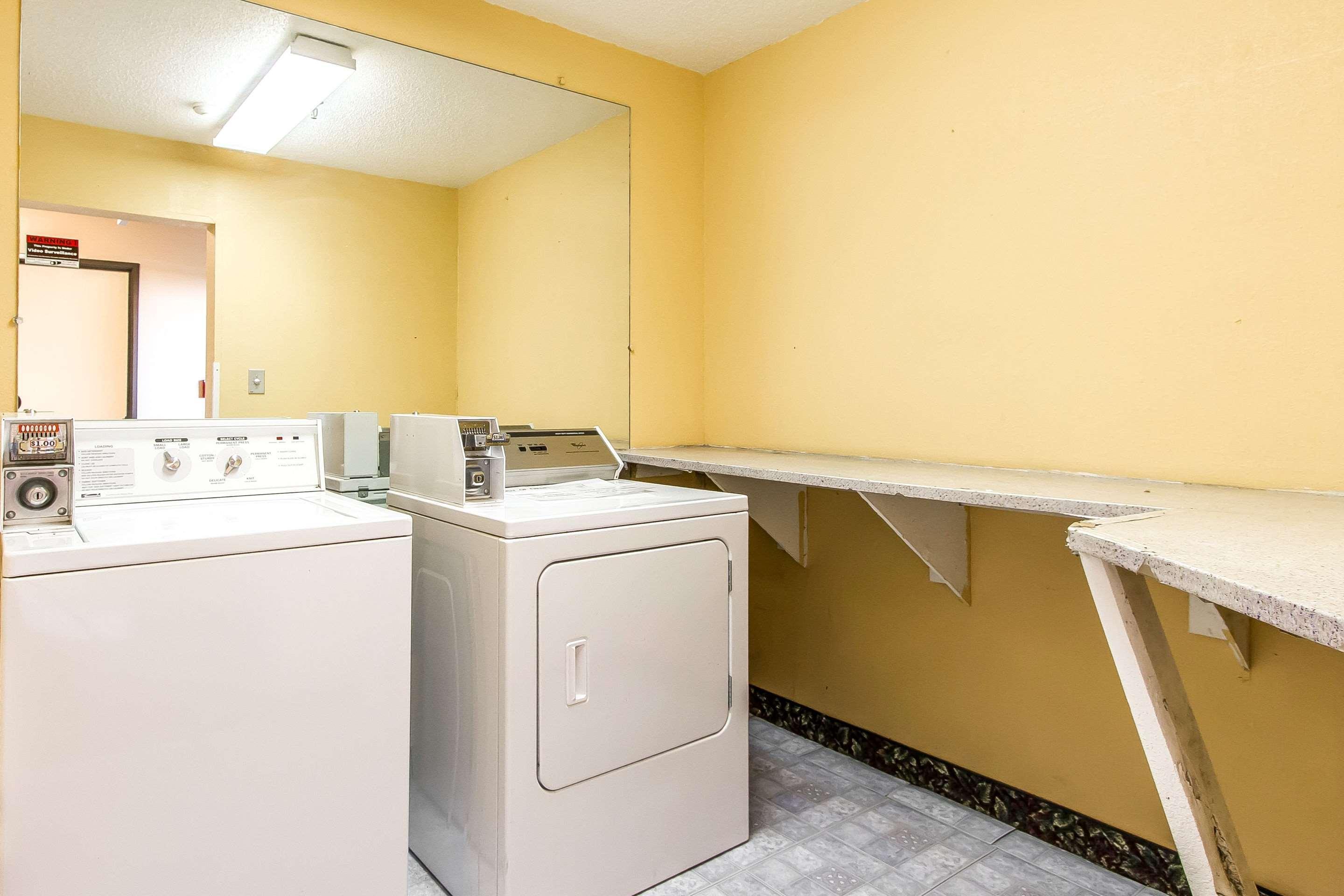 Econo Lodge & Suites Pekin Buitenkant foto