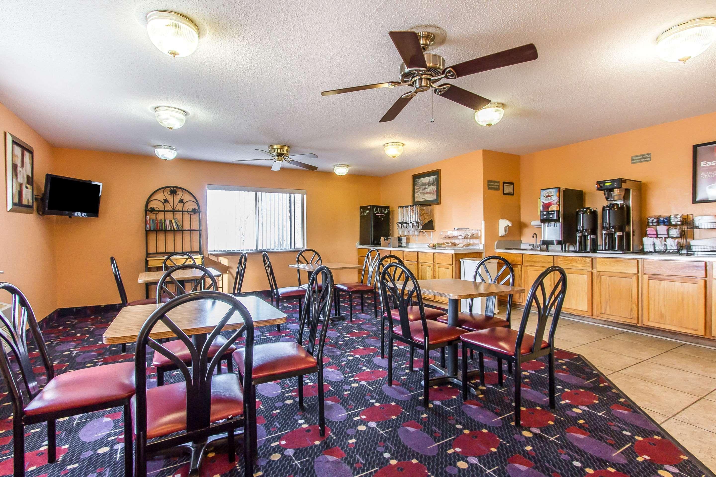 Econo Lodge & Suites Pekin Buitenkant foto