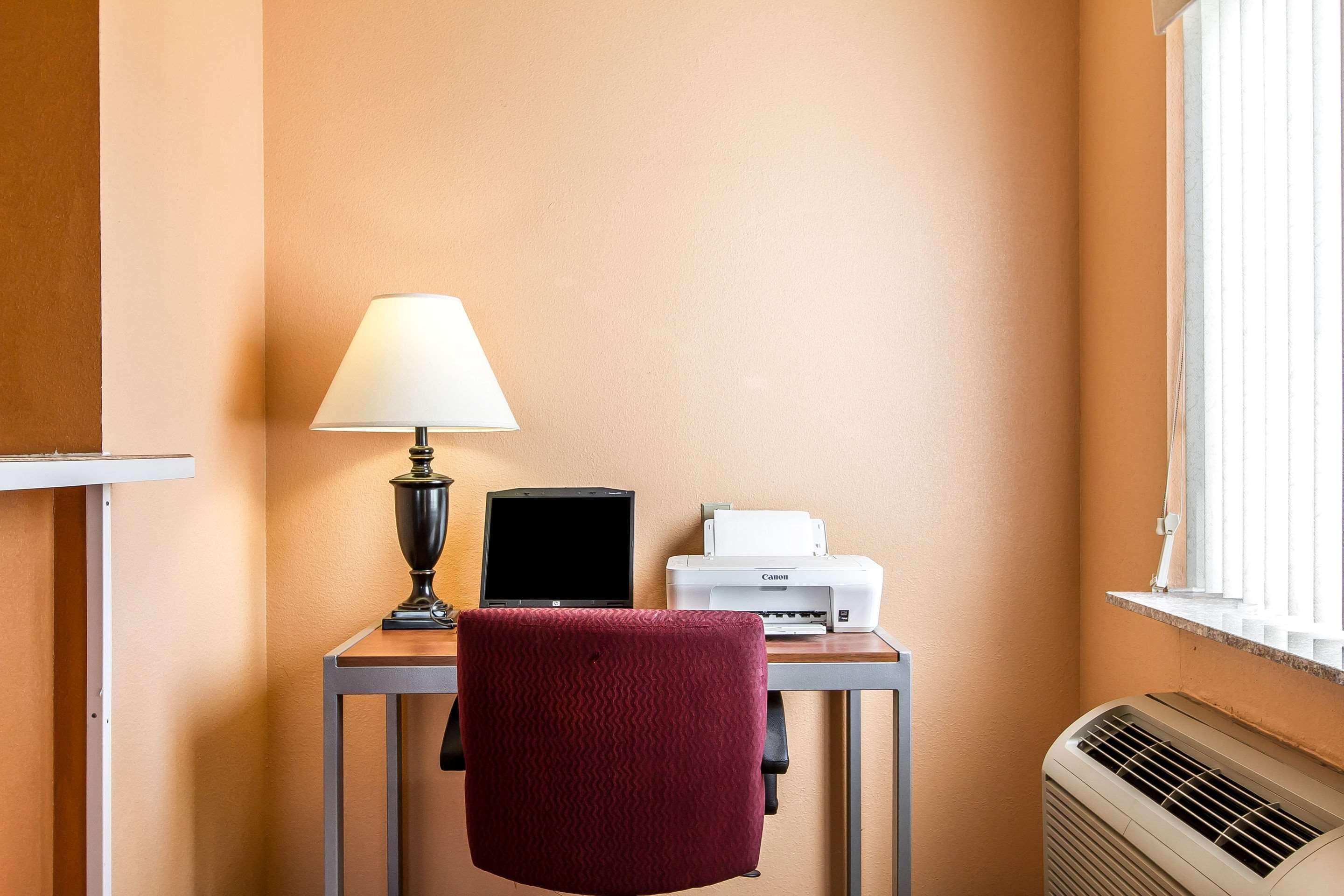 Econo Lodge & Suites Pekin Buitenkant foto