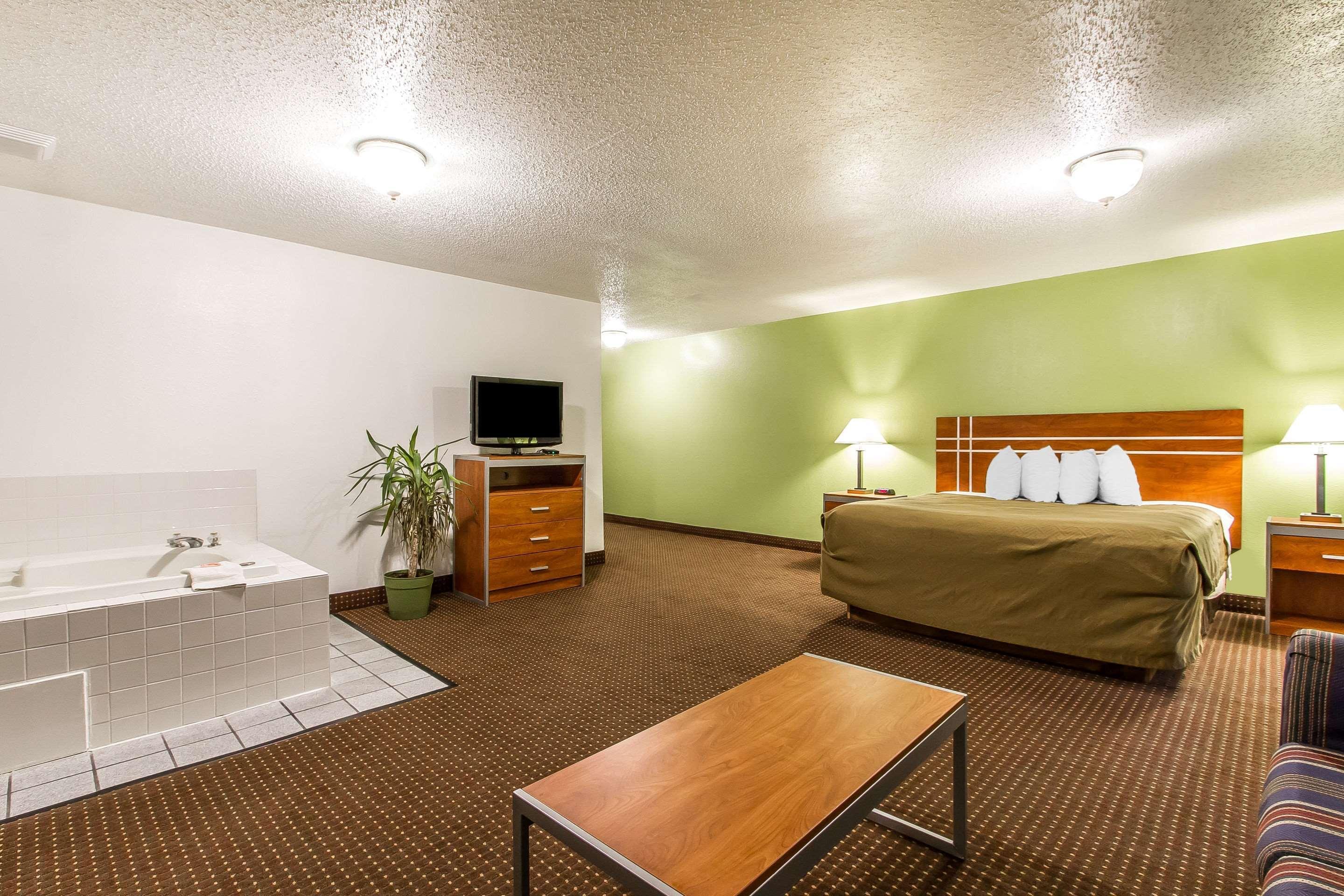 Econo Lodge & Suites Pekin Buitenkant foto