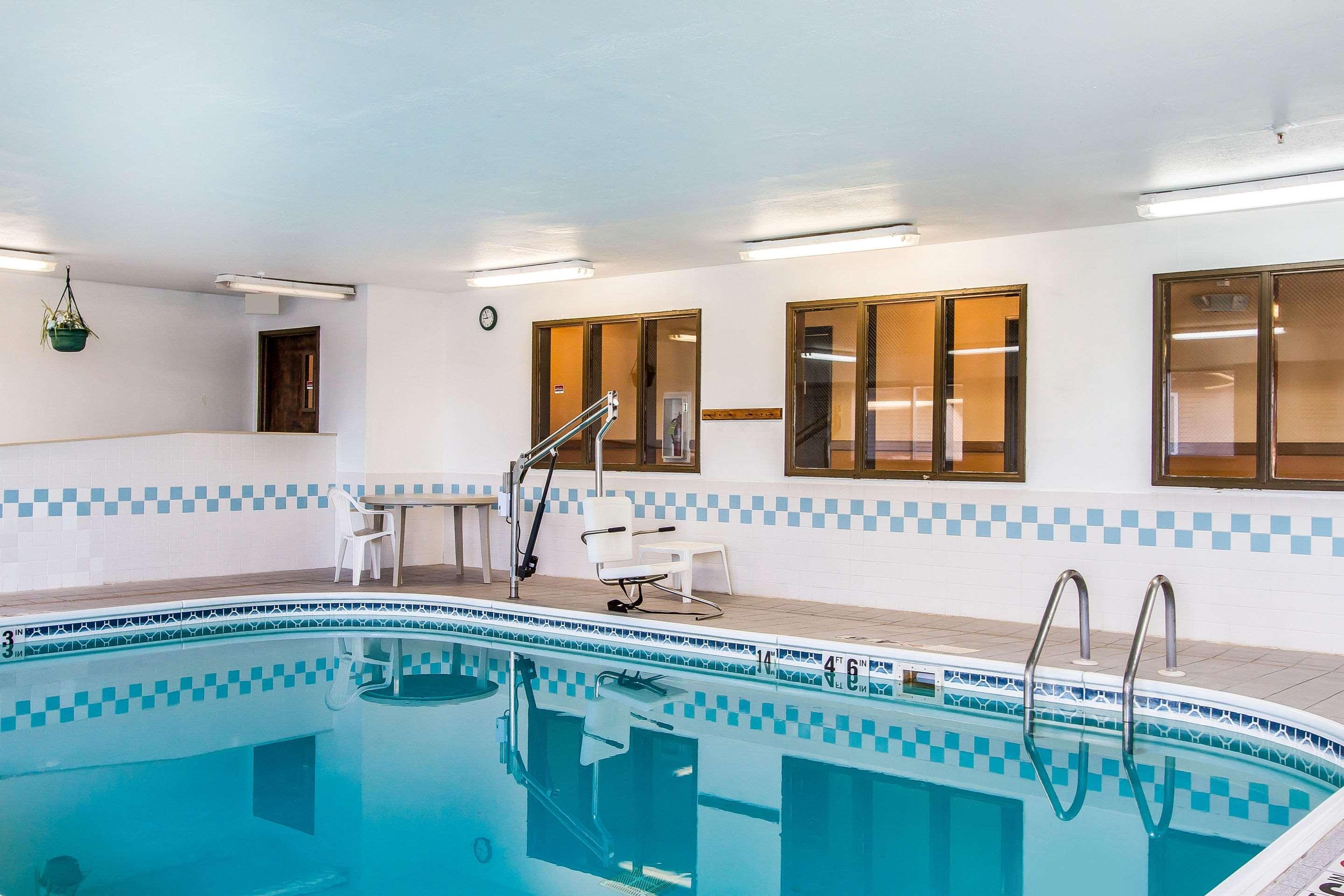 Econo Lodge & Suites Pekin Buitenkant foto